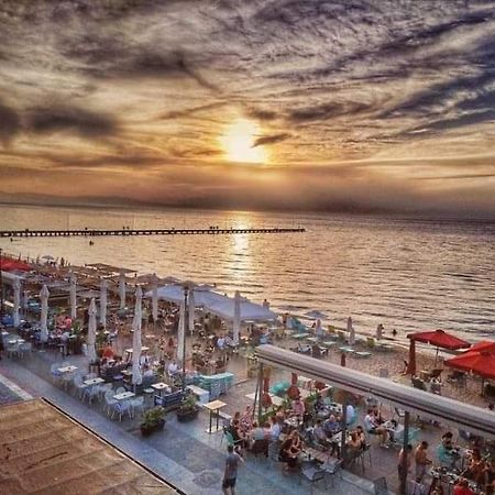 Atlantis "Pleasure By The Sea" Apartment Peraia  Bagian luar foto